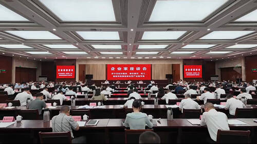 欣格瑞環(huán)境董事長(zhǎng)田民格在濟(jì)寧市綠色建材等標(biāo)志性產(chǎn)業(yè)鏈專場(chǎng)企業(yè)家座談會(huì)上發(fā)言